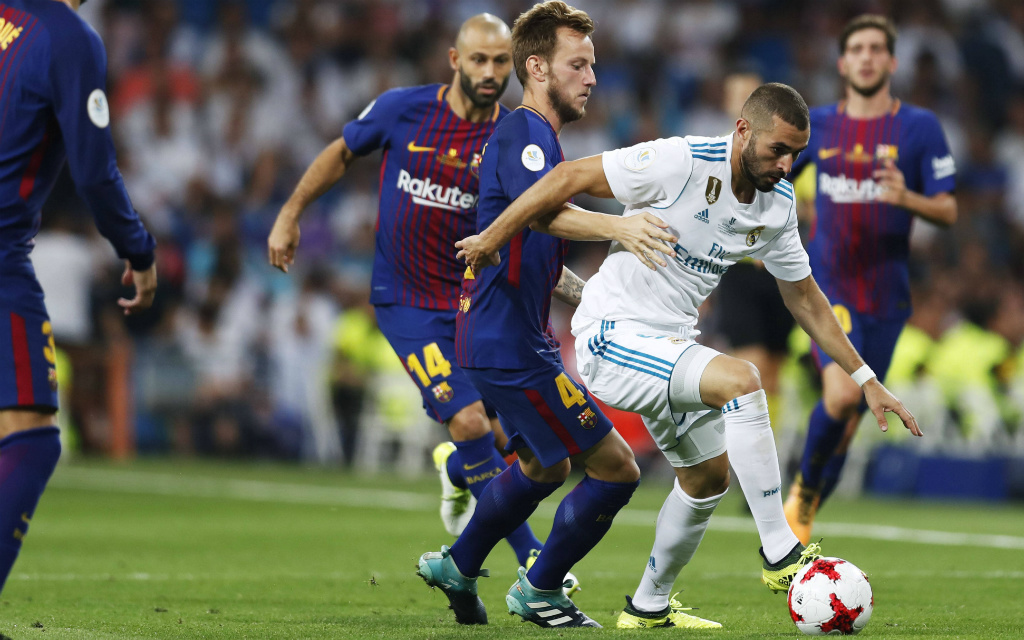 Imago/AFLOSPORT: Können Ivan Rakitic (m.) und der FC Barcelona Karim Benzema (r.) und Real Madrid im Clasico stoppen?