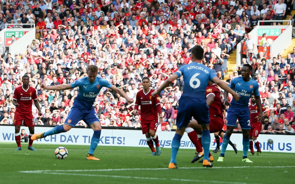 Rob Holding im Spiel zwischen dem FC Liverpool und dem FC Arsenal beim Torschuss.