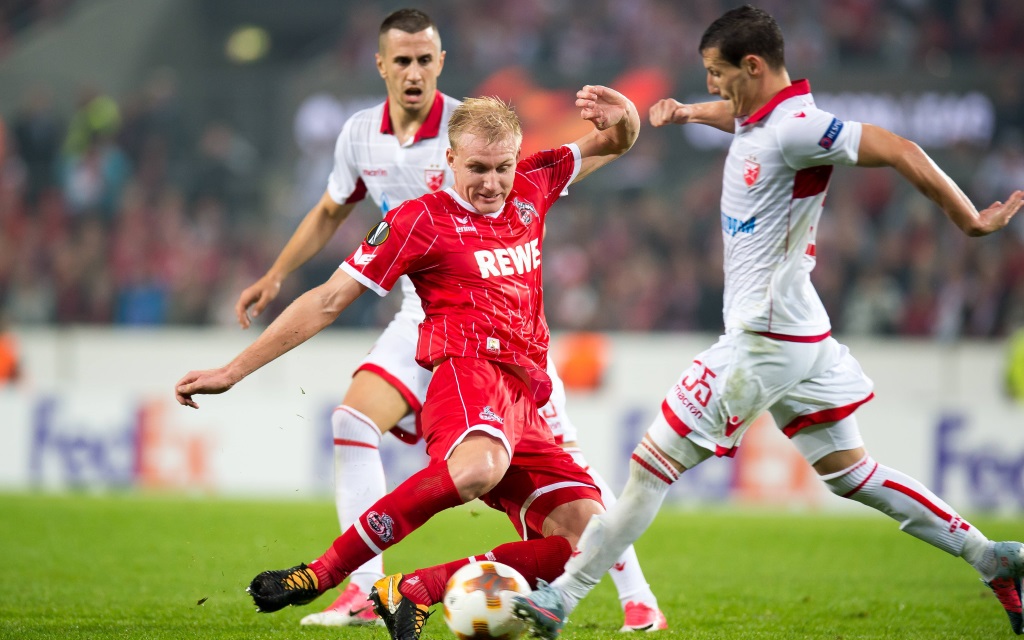 Frederik Sörensen im Zweikampf mit Slavoljub Srnic im Spiel 1. FC Köln - Roter Stern Belgrad.