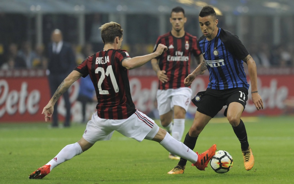 Lucas Biglia im Zweikampf mit Matias Vecino im Derby della Madonnina