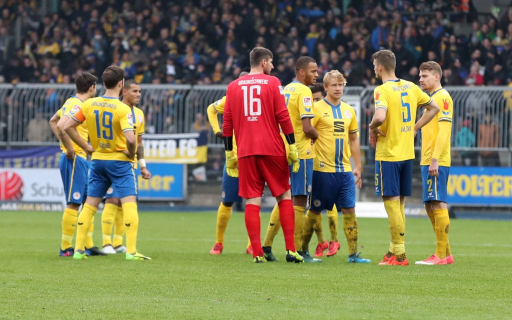 Braunschweiger im Spiel gegen den 1, FC Nürnberg.