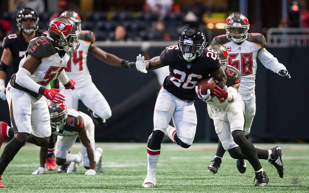 Atlantas Coleman (M.) mit dem Run gegen die Defense der Tampa Bay Buccaneers