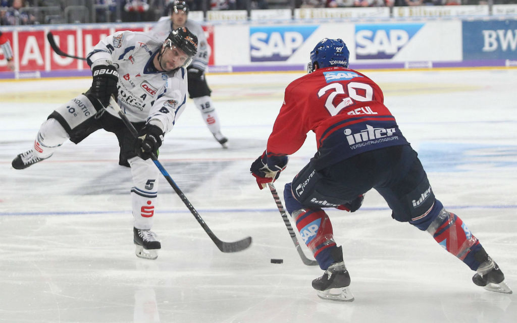 Beim letzten Heimspiel haben die Adler Mannheim Straubing mit 5:2 geschlagen.