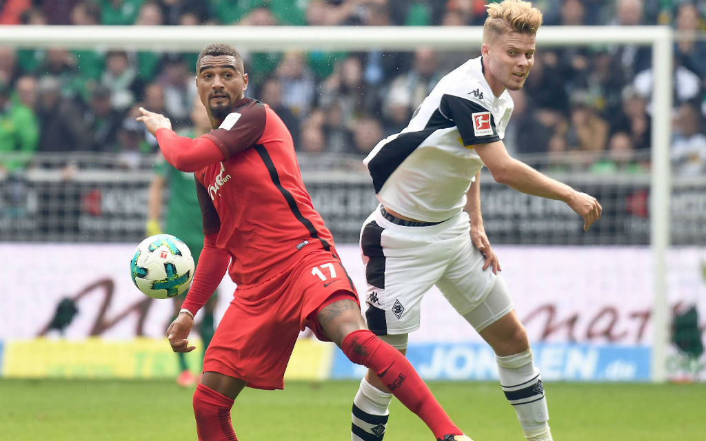 Spitzenspiel: Frakfurt mit Boateng (l.) empfängt Gladbach (hier Elvedi).