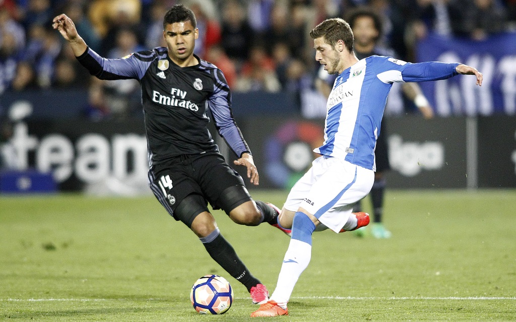 Ruben Perez von CD Leganes wird von Real Madrids Casemiro bedrängt.