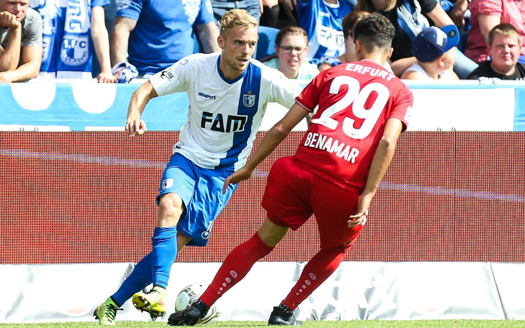 Imago/Christian Schroedter: Beim 3:0 im Hinspiel kontrollierten Nils Butzen (l.) und Magdeburg Samir Benamar und Erfurt nach Belieben. Und nun?