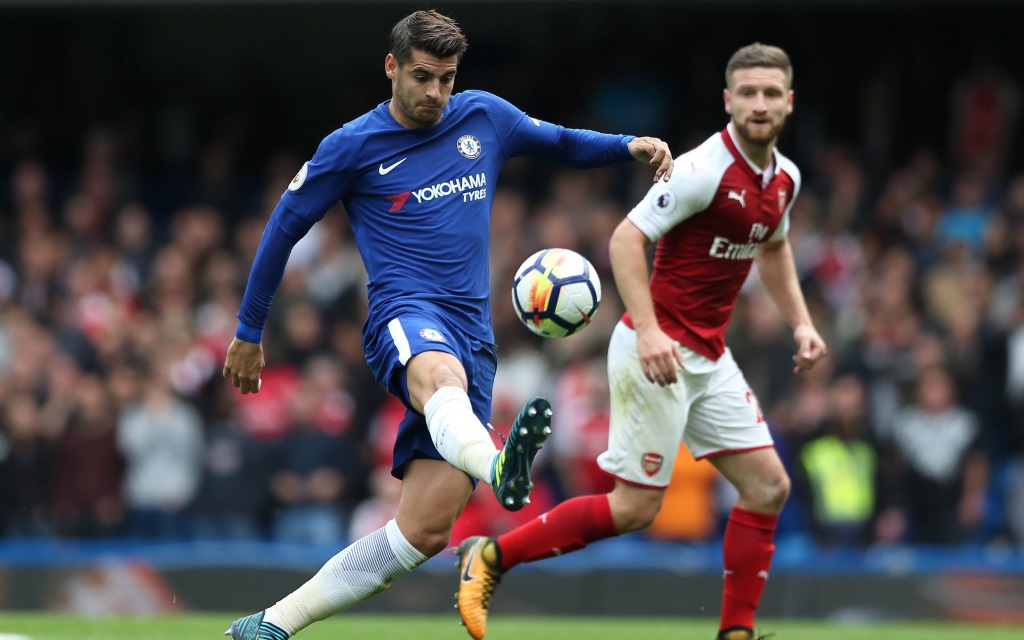 Alavaro Morata führt den Ball im Spiel FC Chelsea - FC Arsenal.