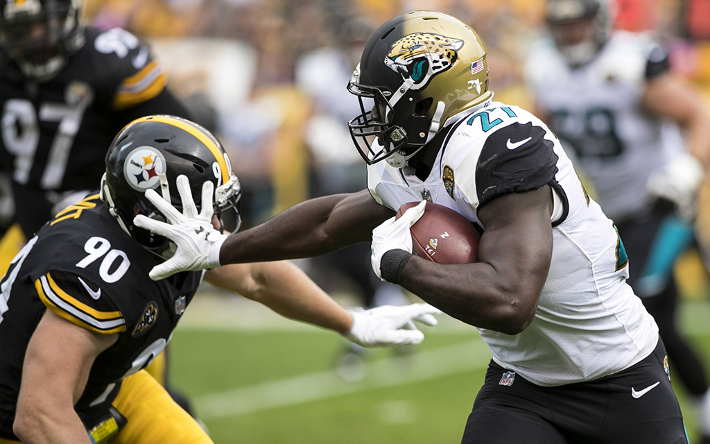 Jetzt auch in den AFC Playoffs: Jaguars Running Back Fournette (r.) mit der Oberhand gegen Watt von den Steelers (l.)