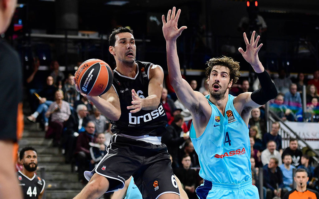 Bambergs Veteran Zisis (l.) im Duell mit Tomic von Barcelona.