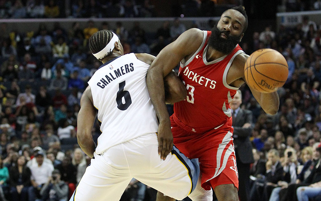 Verteidiger Chalmers (l.) mit dem Foul an Houstons Harden