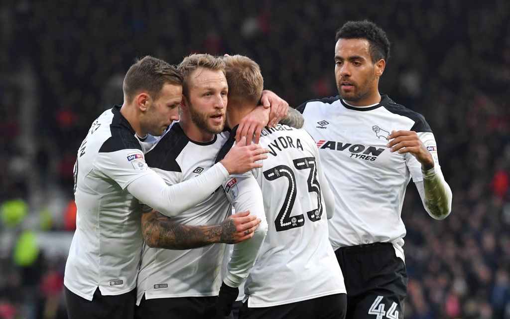 Derby County feiert einen Treffer im Ligaspiel gegen Sheffield United.