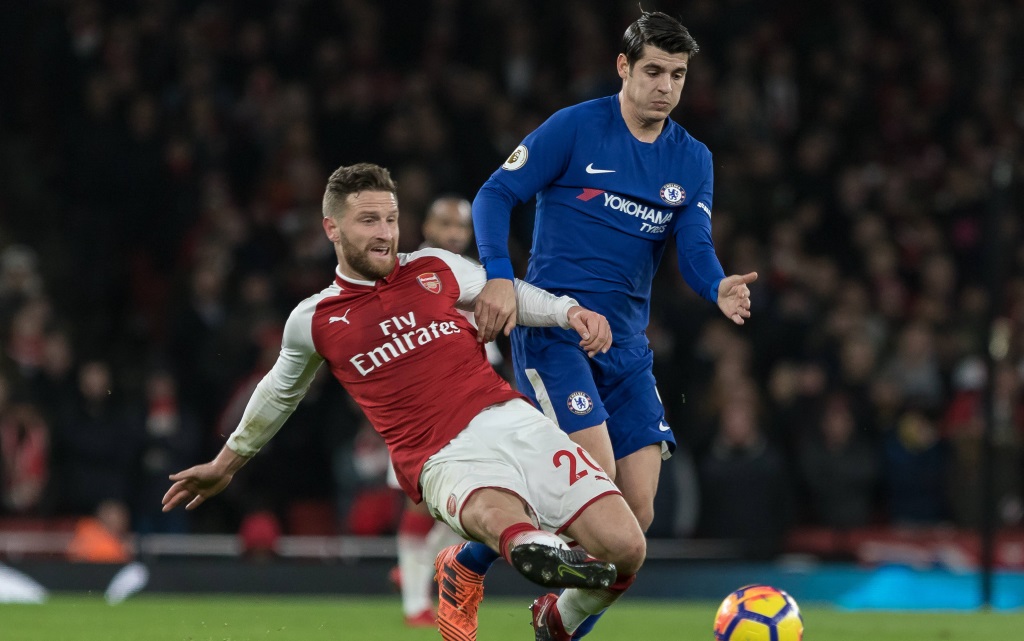 Shkodran Mustafi setzt zur Grätsche gegen Alvaro Morata an.