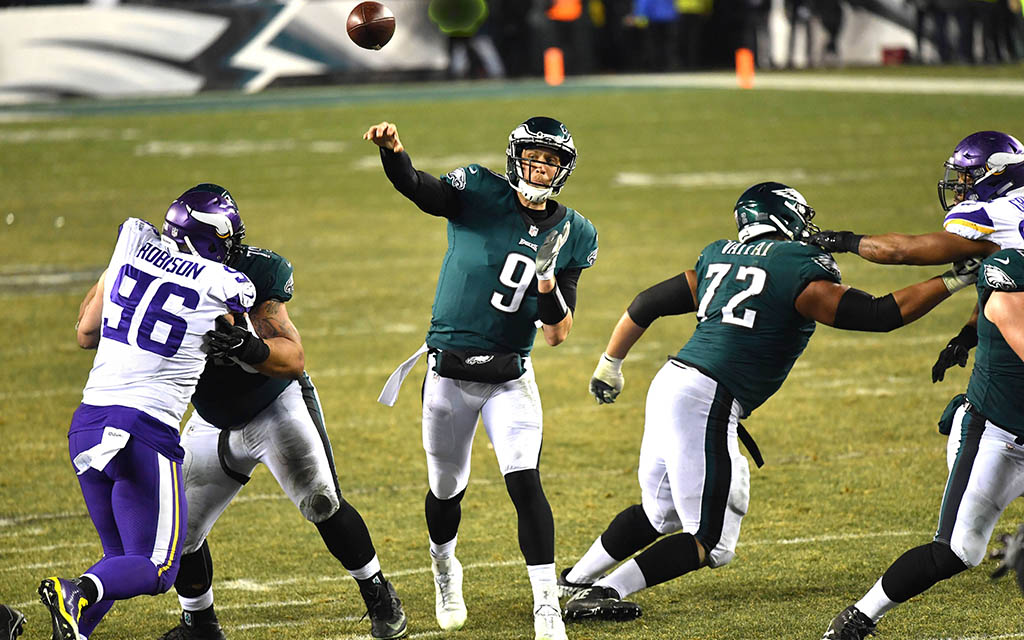 Super Bowl 52: Philadelphias Quarterback Foles (M.) mit dem Pass auf Wide Receive Jefferey (nicht im Bild)