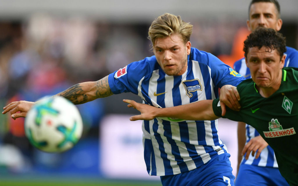 Hertha gegen Werder in der Hinrunde: Zweikampf zwischen Esswein (l.) und Veljkovic.