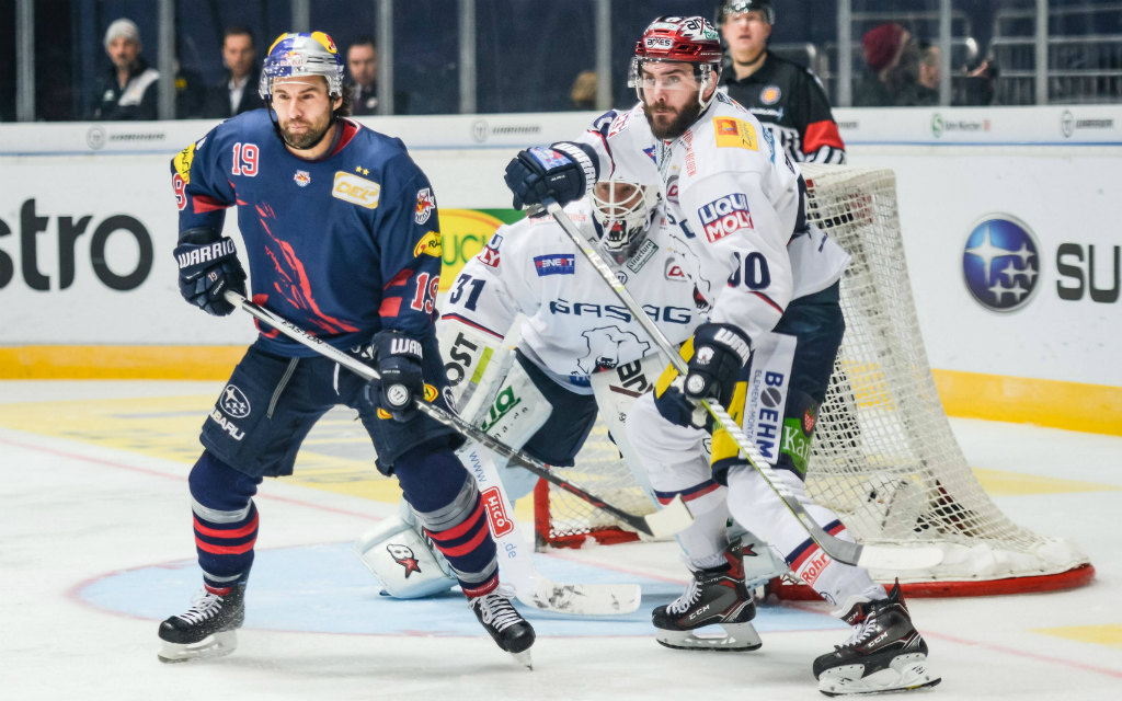 Jon Matsumoto (EHC Red Bull Muenchen), Constantin Braun (Eisbaeren Berlin) vor dem Tor von Petri Vehanen (Torwart, Eisbaeren Berlin) in der Hauptrundenbegegnung der Deutschen Eishockey Liga zwischen dem EHC Red Bull Muenchen und den Eisbaeren Berlin am 05.01.2018.