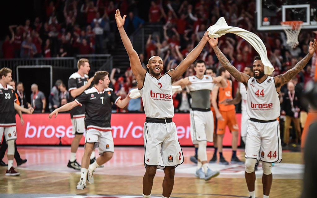 Bamberg jubelt beim Schlusspfiff des Spiels gegen Valencia zuhause.