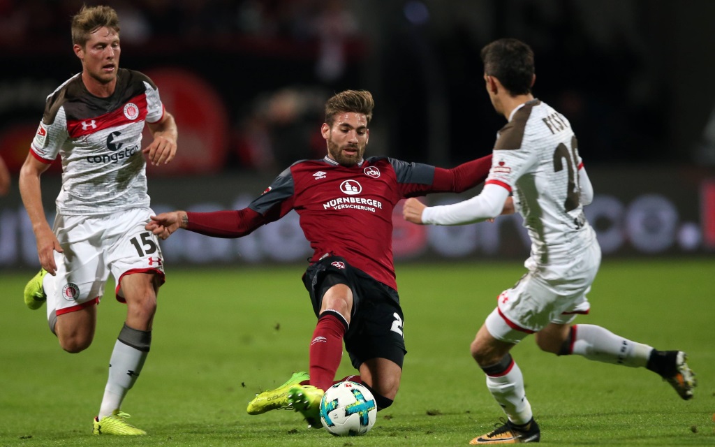 Daniel Buballa und Waldemar Sobota bedrängen Enrico Valentini im Spiel 1. FC Nürnberg - FC St. Pauli.