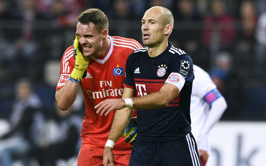 Arjen Robben und Christian Mathenia im Spiel Hamburger SV - FC Bayern in der Saison 2017/18.