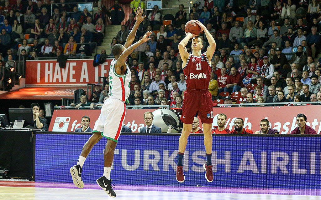 EuroCup: Swingman Lucic (r.) von den Bayern im Duell mit Kasans Smith (l.)