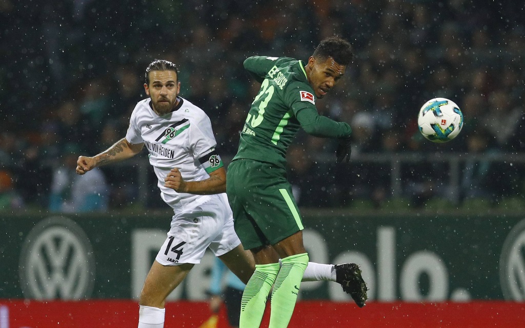 Martin Harnik (l., Hannover 96) im Zweikampf mit Theo Gebre Selassie (Werder Bremen).