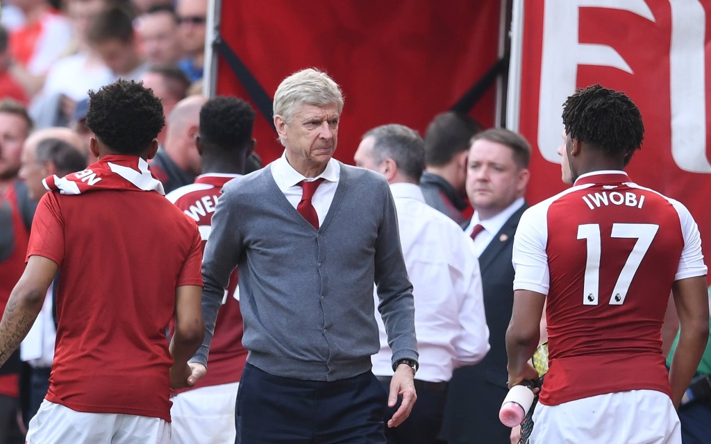 Arsene Wenger gratuliert seinen Spielern zum Sieg über West Ham United