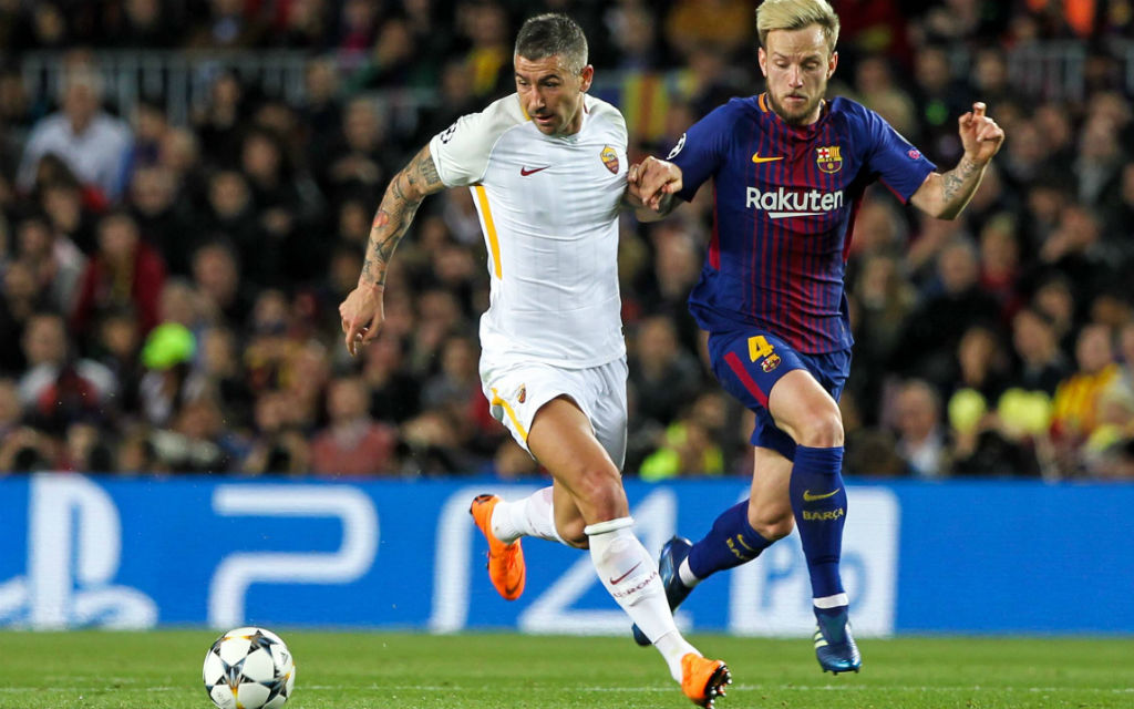 Laufduell zwischen Barcas Rakitic (r.) und Kolarov vom AS Rom.