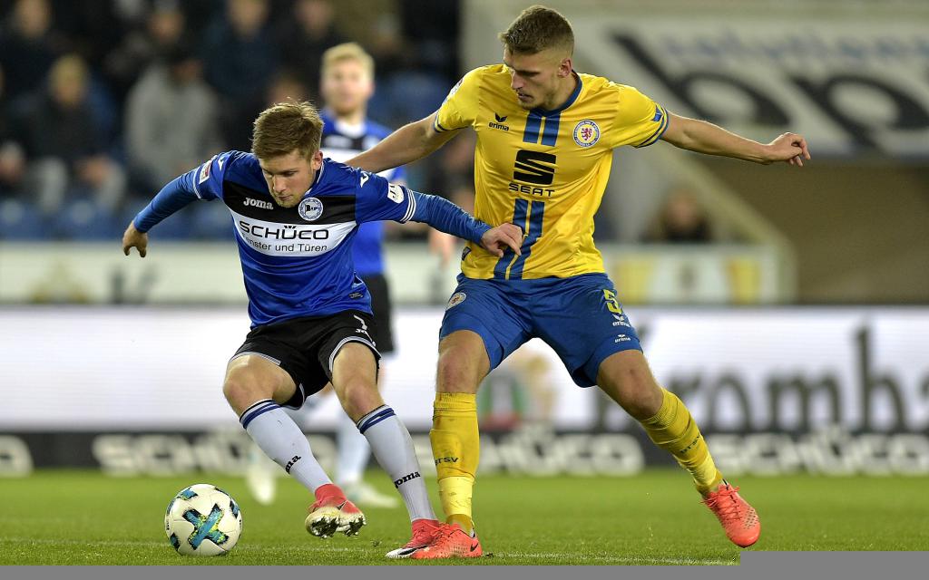 Patrick Weihrauch im Zweikampf mit Gustav Valsvik im Ligaspiel Arminia Bielefeld - Eintracht Braunschweig.