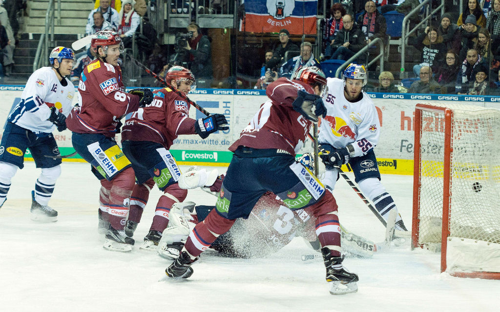 Tor zum 3:2 für die Eisbären Berlin in der DEL gegen Red Bull München, v.l. James Sheppard ( 88 Eisbaeren), Ryan Button ( 55 Muenchen), Petri Vehanen ( 31 Eisbaeren), Constantin Braun ( 90 Eisbaeren), 28.02.2018, Berlin