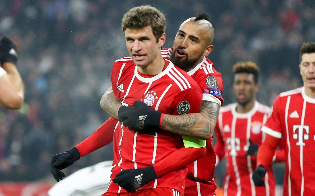 Arturo Vidal gratuliert Thomas Müller zum Tor gegen Besiktas. Darf er ihm auch zu Toren gegen Sevilla beglückwünschen?