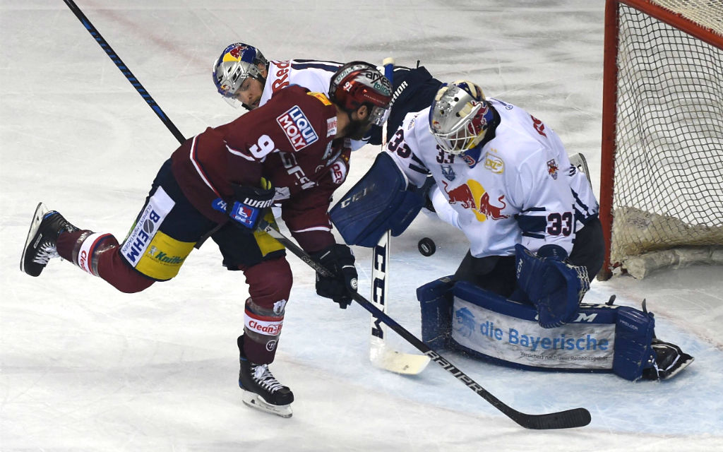 imago/Matthias Koch | Eishockey, Herren, DEL, Saison 2017/18, Finale um die Deutsche Meisterschaft, 6. Finalspiel, Eisbären Berlin - Red Bull München, Marc Olver (Nr. 91, Eisbären Berlin), Konrad Abeltshauser (Nr. 16, EHC Red Bull München), TW Danny aus den Birken (Nr. 33, EHC Red Bull München), 24.04.18. Nach dem Sieg der Eisbären kommt es zum Showdown in München.