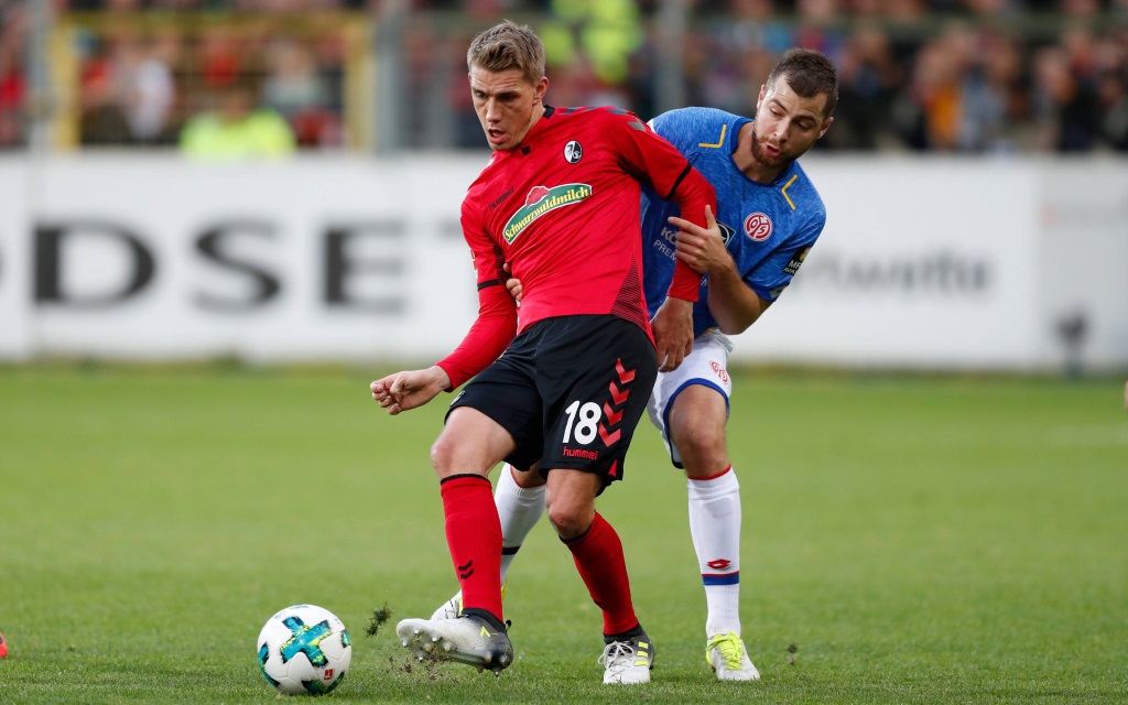 Nils Petersen in Zweikampf im Spiel SC Freiburg - FSV Mainz 05.