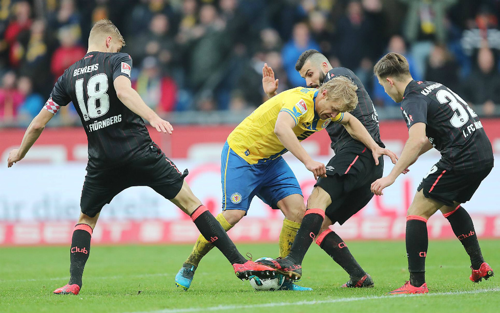 Schießt sich der Club in Richtung erste Liga? Mit vereinten Kräften stoppte der FCN im Hinspiel die Löwen und Jan Hochscheidt.