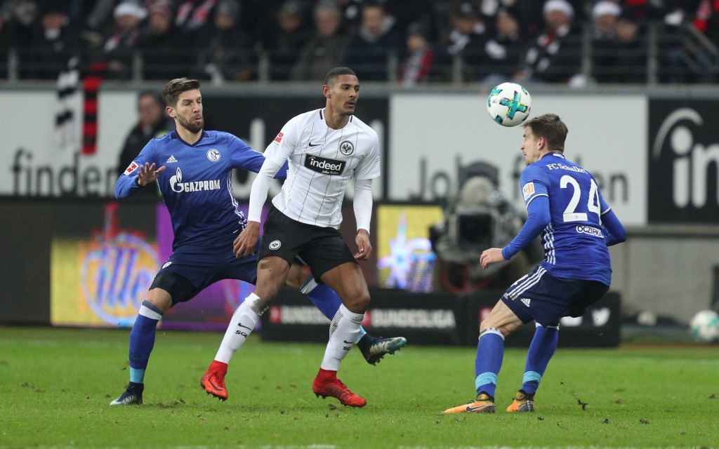 Sebastian Haller im Zweikampf mit zwei Schalkern im Ligaspiel Eintracht Frankfurt - FC Schalke 04 in der Saison 2017/18.