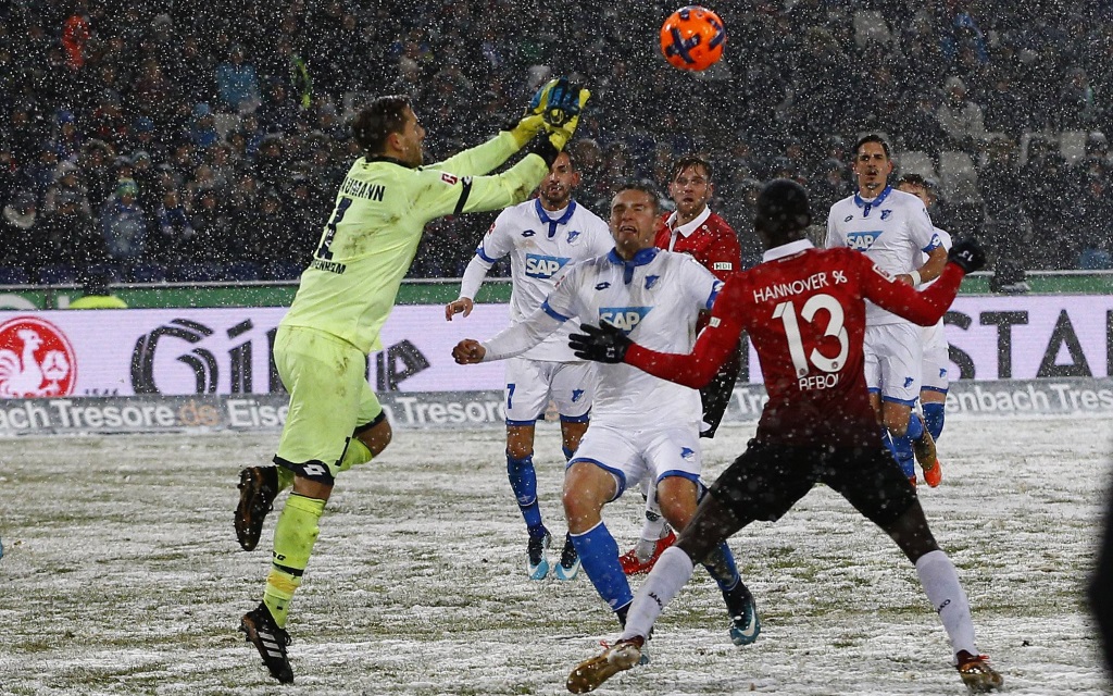 Oliver Baumann klärt vor Ihlas Bebou im Hinspiel zwischen Hannover 96 und der TSG Hoffenheim.