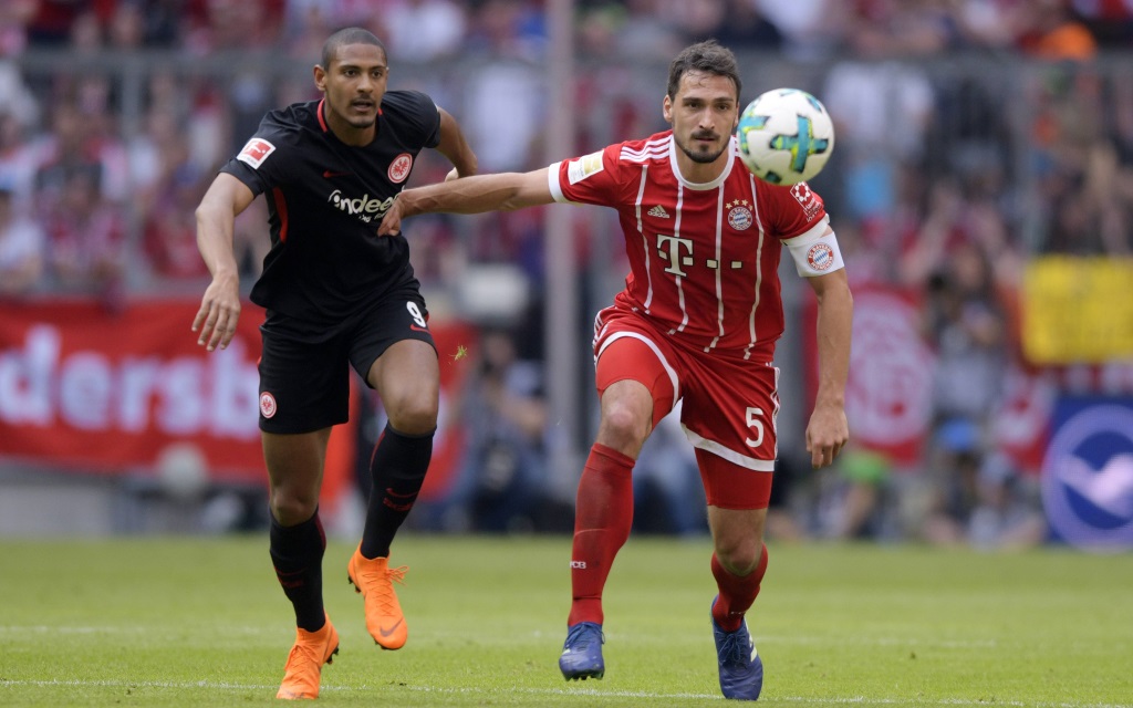 Mats Hummels im Laufduell mit Sebastien Haller im Ligaspiel FC Bayern - Eintracht Frankfurt Saison 2017/18.