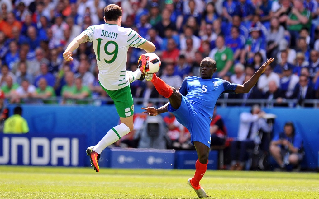 Robby Brady fährt das Bein aus gegen N'Golo Kante.