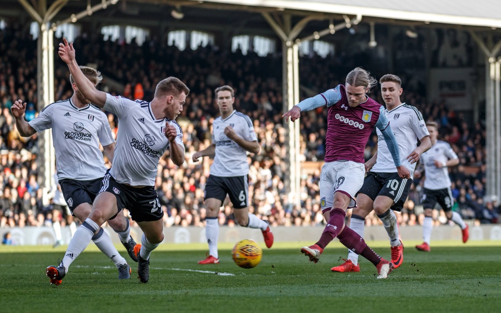 Birjir Bjarnason von Aston Villa beim Gastspiel in Fulham beim Torschuss.