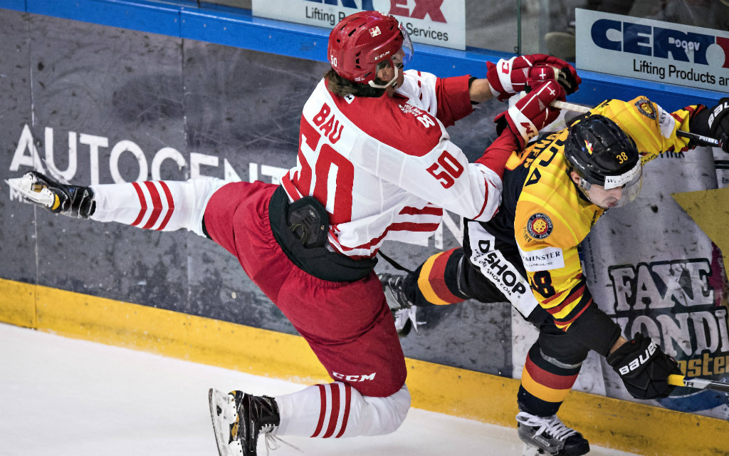 imago/Ritzau Scanpix | Mathias Bau Hansen (Dänemark, Nummer 50) und Fabio Wagner (Deutschland, Nummer 38) im Duell beim Testspiel für die Eishockey-WM, Dänemark gegen Deutschland in der SE Arena in Vojens am Freitag, 25. April 2018.