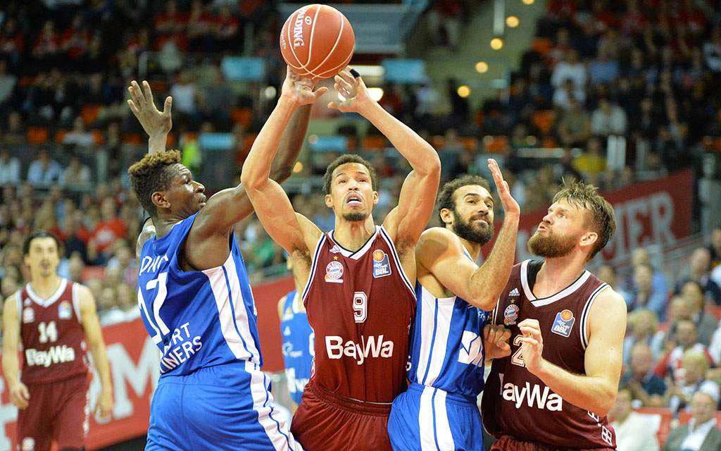 Kampf unter den Körben beim Spiel der Skyliners gegen die Bayern.