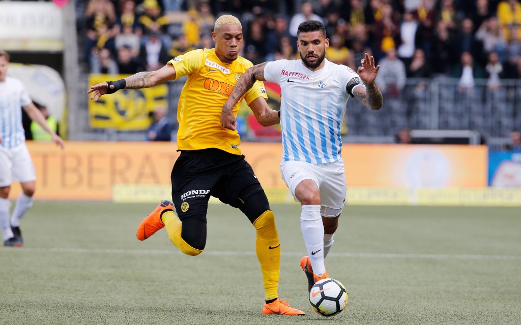 Guillaume Hoarau im Laufduell mit Victor Palsson im Spiel Young Boys Bern - FC Zürich.