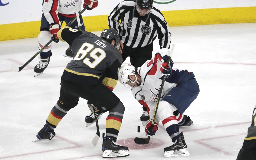 Stanley Cup: Tuchs Golden Knights (l.) dürfen gegen die Capitals (r.: Beagle) nicht mehr verlieren.