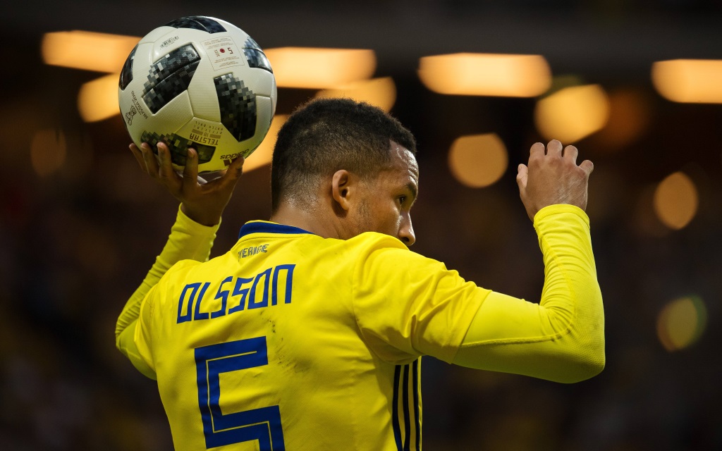 Martin Olsson vor einem Einwurf im Spiel Schweden - Dänemark.