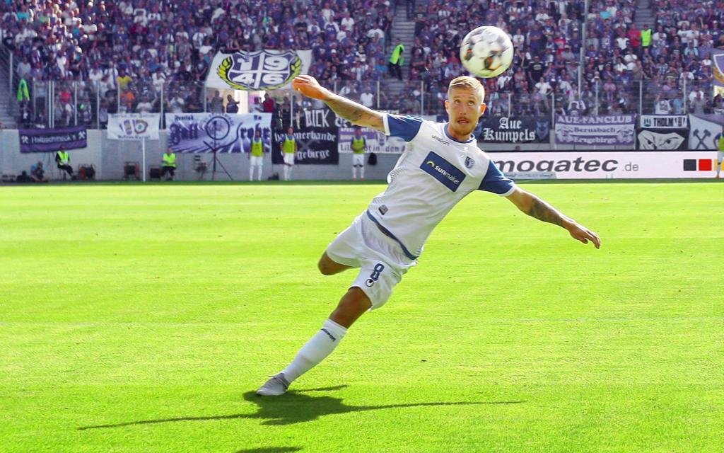 Philip Türpitz beim Torschuss im Spiel Erzgebirge Aue - 1. FC Magdeburg Saison 2018/19