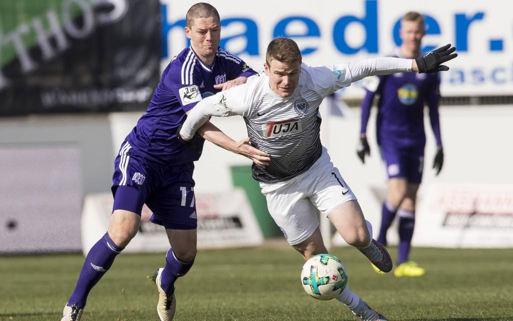 Tobias Rühle (rechts) im Zweikampf mit Osnabrücks Adam Susac im Ligaspiel VfL Osnabrück - Preußen Münster Saison 2017/18.