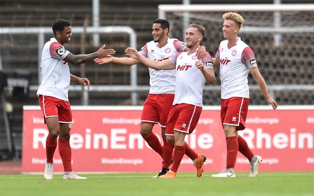 Fortuna Köln bejubelt ein Tor von Robin Scheu gegen Carl Zeiss Jena.