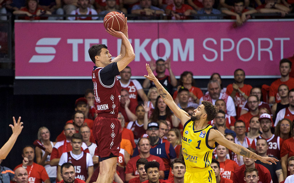 Ein Bild mit Symbolcharakter? Bayerns Lucic (l.) ganz oben gegen Berlins Saibou (r.)