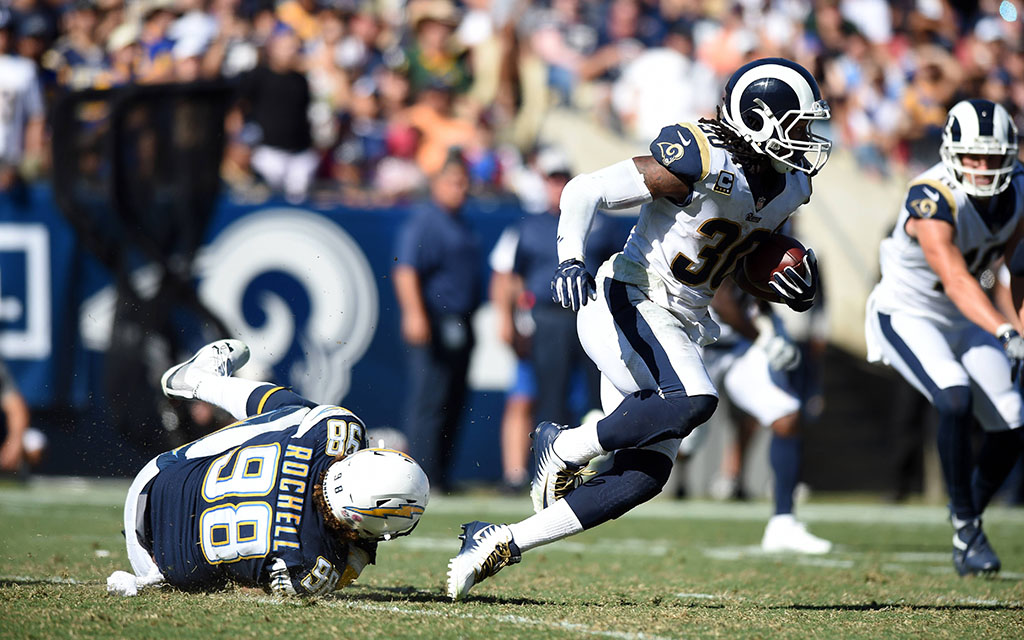 Rams Running Back Gurley (r.) mit dem gewonnen Duell gegen Verteidiger Rochell (l.)