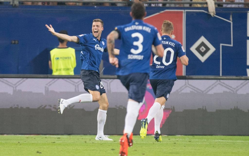 Kiel feiert den 3:0-Auswärtssieg beim HSV.