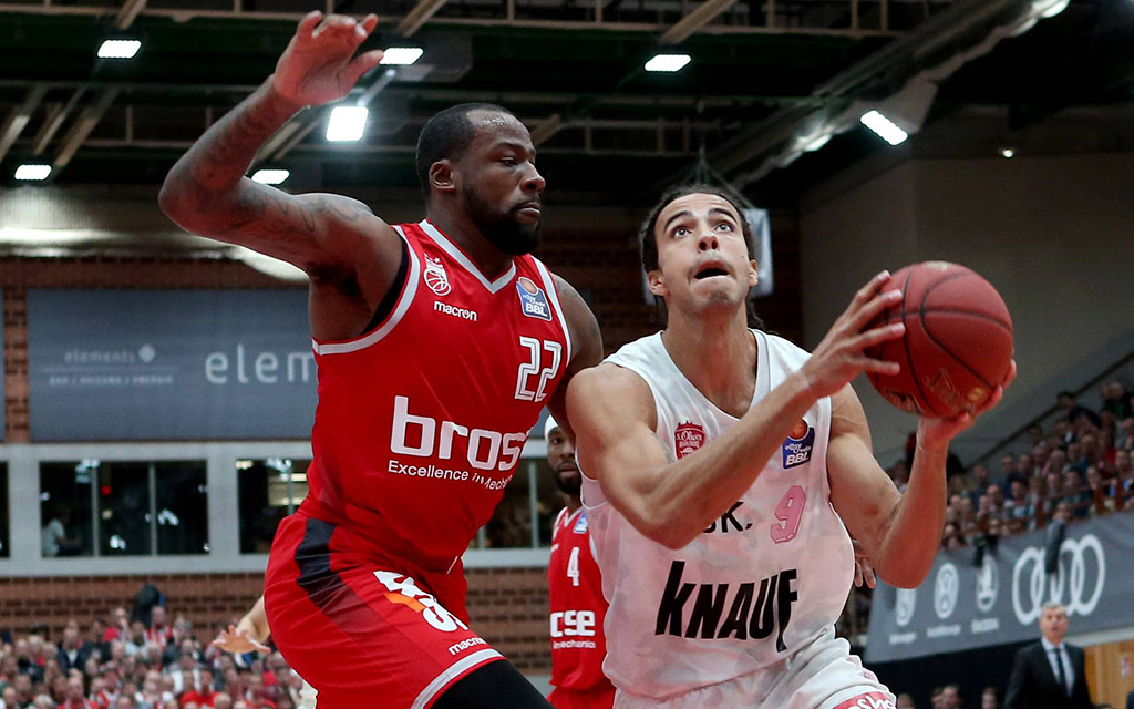 Würzburgs Flügelspieler Cookes (r.) mit dem Abschluss gegen Bambergs Big Man Alexander (l.)