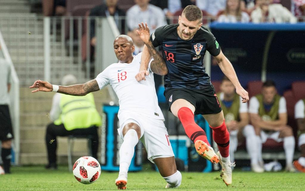 Ashley Young im Zweikampf mit Ante Rebic im WM-Spiel Kroatien - England.